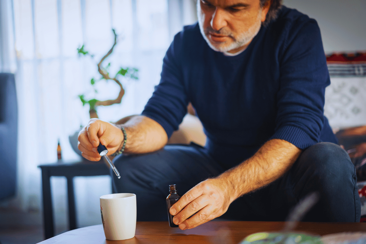 Gouttes de CBD dans une tasse
